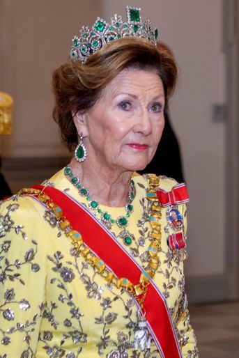 La reine Sonja de Norvège porte la Duchess of Leuchtenberg's Emerald Tiara et les bijoux de cette parure