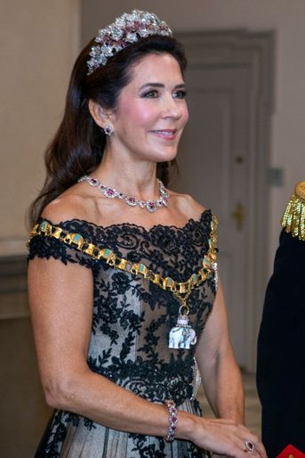 La princesse Mary de Danemark porte son diadème en rubis et les bijoux assortis