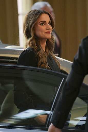 Rania de Jordanie sortant de sa voiture pour assister à la réception donnée par Charles III.