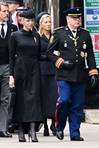 La princesse Charlène et le prince Albert II de Monaco, suivis de la princesse Marie-Chantal et du prince Pavlos de Grèce à leur arrivée à l'abbaye de Westminster, le 19 septembre 2022