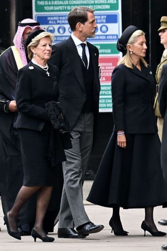 L'ex-reine des Hellènes Anne-Marie avec son fils aîné le prince Pavlos de Grèce et sa femmme la princesse Marie-Chantal à leur arrivée à l'abbaye de Westminster, le 19 septembre 2022