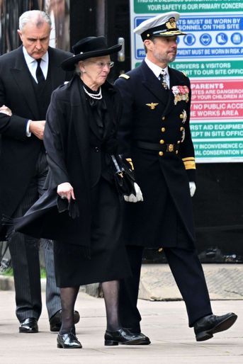 La reine Margrethe II et le prince héritier Frederik de Danemark, suivis du prince Radu de Roumanie à leur arrivée à l'abbaye de Westminster, le 19 septembre 2022