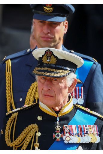 Le roi Charles III et son fils le prince William lors de la procession funéraire de la reine Elizabeth II. 
