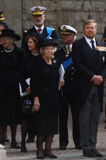 La reine Margrethe II de Danemark, le roi Felipe VI d'Espagne, la reine Silvia et le roi Carl XVI Gustaf de Suède, l'ex-reine Beatrix et le roi Willem-Alexander des Pays-Bas, à leur sortie de l'abbaye de Westminster, le 19 septembre 2022