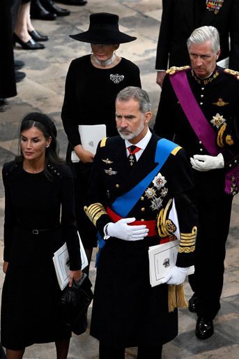 La reine Letizia et le roi Felipe VI d'Espagne, suivis de la reine Mathilde et le roi des Belges Philippe dans l'abbaye de Westminster, le 19 septembre 2022