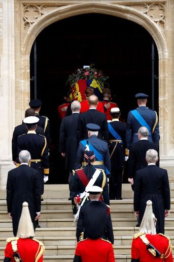 La dépouille royale remontant le Long Walk vers le Château de Windsor, ultime étape des funérailles de la reine Elizabeth II, lundi 19 septembre 2022.  <br />

