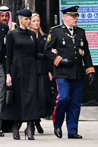 La princesse Charlène et le prince Albert II de Monaco se rendent aux funérailles de la reine Elizabeth II, à Londres le 19 septembre 2022