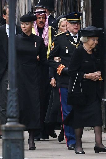 La princesse Charlène et le prince Albert II de Monaco précédés par l'ex-reine Beatrix des Pays-Bas à Londres, le 19 septembre 2022
