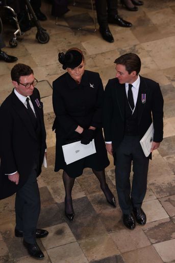Sarah Ferguson avec ses gendres Jack Brooksbank et Edoardo Mapelli Mozzi dans l'abbaye de Westminster à Londres, le 19 septembre 2022