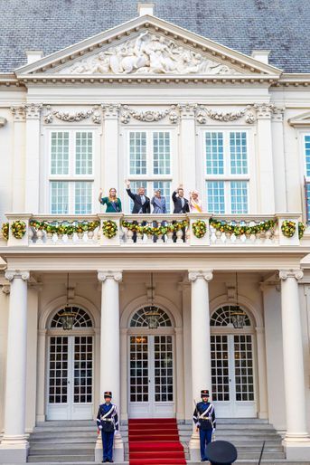 Dernier acte du Prinsjesdag, l'apparition au balcon du palais Noordeinde du roi Willem-Alexander des Pays-Bas, de la reine Maxima, du prince Constantijn et de la princesse Laurentien, avec ce 20 septembre 2022,  la princesse héritière Catharina-Amalia