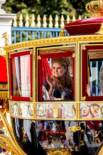 La princesse héritière Catharina-Amalia des Pays-Bas dans le carrosse de verre à La Haye le 20 septembre 2022, jour du Prinsjesdag
