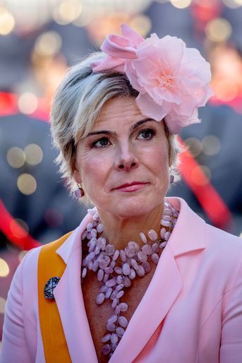 Le collier et le bibi fleuri de la princesse Laurentien des Pays-Bas à La Haye le 20 septembre 2022, jour du Prinsjesdag