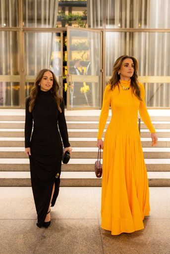 La reine Rania de Jordanie et sa fille aînée la princesse Iman arrivent au Kering Foundation’s Caring for Women Dinner à New York, le 15 septembre 2022