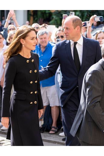 Le prince William et son épouse Kate Middleton devant les portes de Windsor, le 22 septembre 2022.