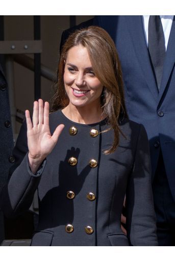 Kate Middleton salue la foule rassemblée devant Windsor, le 22 septembre 2022. 