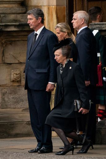 La princesse Anne fait une révérence devant le cercueil de sa mère, la reine Elizabeth II, au palais de Holyroodhouse à Edimbourg, le 11 septembre 2022