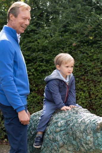 Le grand-duc Henri de Luxembourg et le petit prince Charles au Parc merveilleux de Bettembourg, le 10 septembre 2022