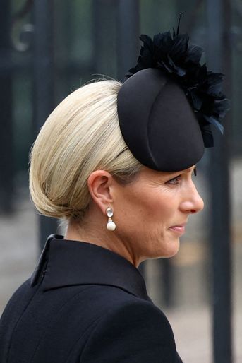 Le chapeau de Zara Phillips aux funérailles de sa grand-mère la reine Elizabeth II à Londres, le 19 septembre 2022