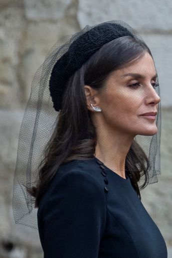 Le chapeau de la reine Letizia d'Espagne aux funérailles la reine Elizabeth II, à Londres le 19 septembre 2022