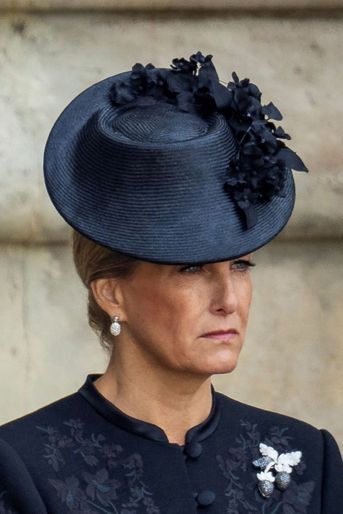 Le chapeau de la comtesse Sophie de Wessex aux funérailles de sa belle-mère, la reine Elizabeth II, à Londres, le 19 septembre 2022