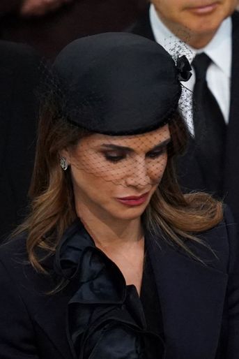Le chapeau de la reine Rania de Jordanie aux funérailles la reine Elizabeth II, à Londres le 19 septembre 2022