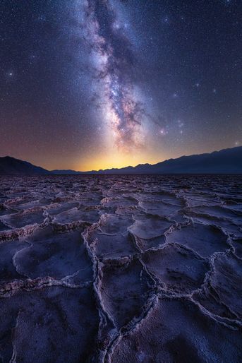 2ème de la catégorie "Paysages célestes" : Abhijit Patil. Les marais salants du bassin de Badwater, dans la Death Valley (Californie) sont époustouflants. L'hiver apporte de nouvelles eaux de pluie aux plaines arides, de fait, un processus continu de gel-dégel-évaporation crée ces motifs hexagonaux dans la boue. Et quand la Voile lactée se dresse en toile de fond, on obtient une photographie tout bonnement exceptionnelle. <br />
<br />
<br />
<br />
