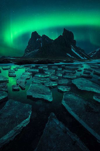 Vainqueur de la catégorie "Aurores" : Filip Hrebenda. La formation d'aurores boréales est l’un des phénomènes célestes les plus impressionnants. Bien qu’ils se produisent généralement durant l'hiver, cette photographie a été prise à la fin du printemps au-dessus d'un petit lac gelé, à Eystrahorn (Islande).