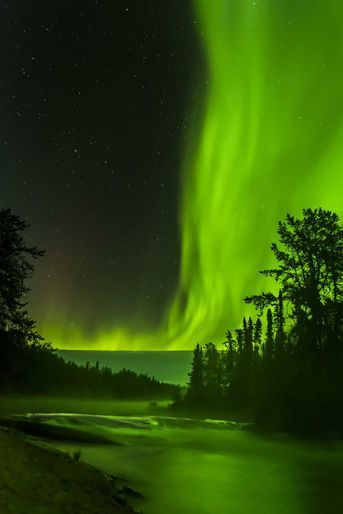 2ème de la catégorie "Aurores" : Fred Bailey. Près de Yellowknife, dans les Territoires du Nord-Ouest, au Canada, les aurores boréales se sont déchainées au-dessus de la rivière Cameron.<br />
