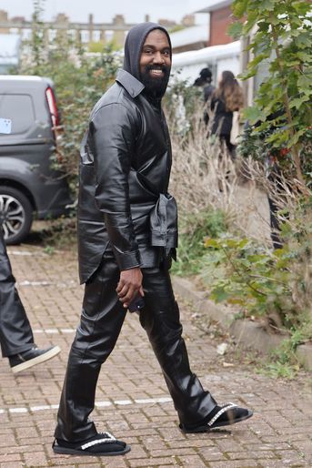 Kanye West arrive au défilé Burberry.