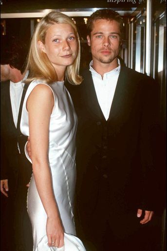 En 1991, pour l’avant-première du film « Légendes d’automne », Gwyneth Paltrow est arrivée au bras de Brad Pitt dans une tenue virginale : une robe en satin blanc avec chemise assortie. Aussi iconique que son couple. <br />
