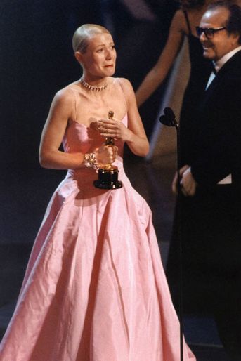 En 1999, Gwyneth Paltrow a remporté l’Oscar de la meilleure actrice pour son rôle dans « Shakespeare in love ». Elle est montée sur scène dans une robe de bal rose signée Ralph Lauren. Robe faite sur mesure pour elle.<br />
