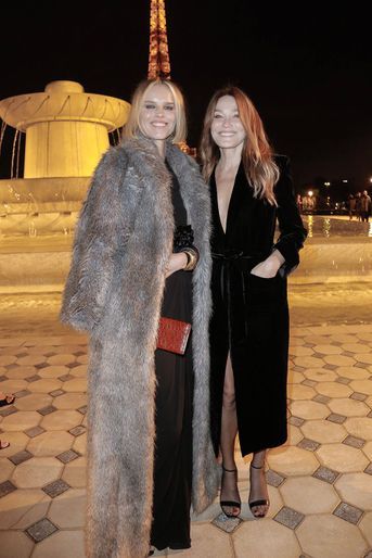 Eva Herzigova et Carla Bruni au défilé Saint Laurent printemps-été 2023 à Paris, le 27 septembre 2022.
