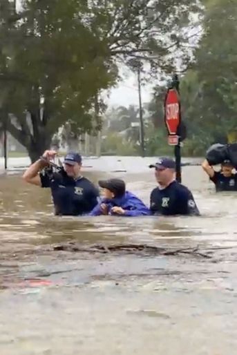 A Naples, dans le sud-ouest de la Floride, des images des secours montraient des rues complètement inondées et les voitures flottant au gré du courant.<br />
