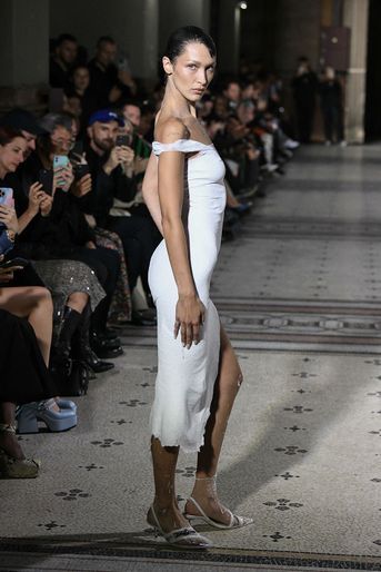 Bella Hadid lors du défilé Coperni printemps-été 2023 à la Fashion Week de Paris, le 30 septembre 2022.