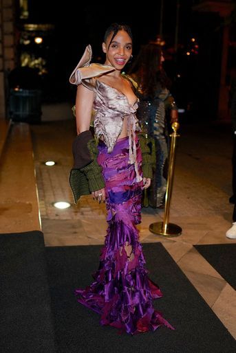 FKA Twigs à la soirée BoF 500 du magazine The Business of Fashion à l'hôtel Shangri-La, lors de la Fashion Week de Paris, le 1er octobre 2022. 
