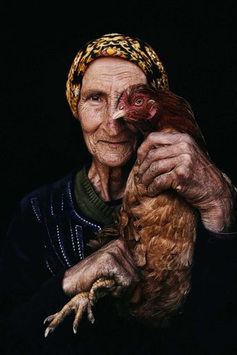Second de la catégorie "Visages et personnages fascinants" : Ahmed El Hanjoul. Portrait d'une Libanaise de 70 ans à l'esprit enjoué qui aime cultiver la terre et élever des poules. Ses mains ridés, usées par une vie de labeur, ne cachent pas son sourire.