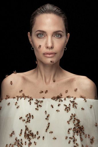 Vainqueur de la catégorie "Visages et personnages fascinants" : Dan Winters. Ce portrait d'Angelina Jolie a été réalisé pour "National Geographic" afin de promouvoir l'initiative de Guerlain, "Women for Bees", à l'occasion de la Journée mondiale des abeilles en 2021. L'actrice était restée immobile pendant 18 minutes. 