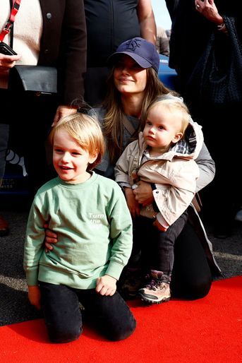 La princesse Sofia avec ses deux plus jeunes fils, les princes Gabriel et Julian sur le circuit de Mantorp, le 1er octobre 2022 