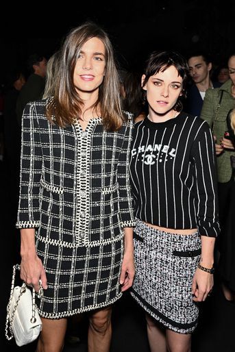 Charlotte Casiraghi et Kristen Stewart au défilé Chanel printemps-été 2023 à Paris, le 4 octobre 2022.