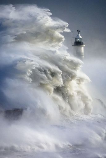 Grand gagnant du concours, élu "photographe de l'année" : Christopher Ison. Cliché incroyable réalisé durant la tempête Eunice à Newhaven, au Royaume-Uni. (Canon EOS R5)