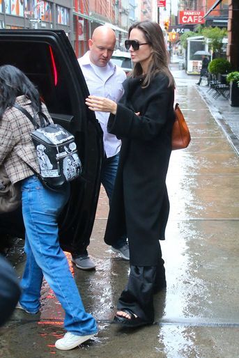 Angelina Jolie et sa fille Zahara quitte leur hôtel new-yorkais, le 4 octobre 2022.