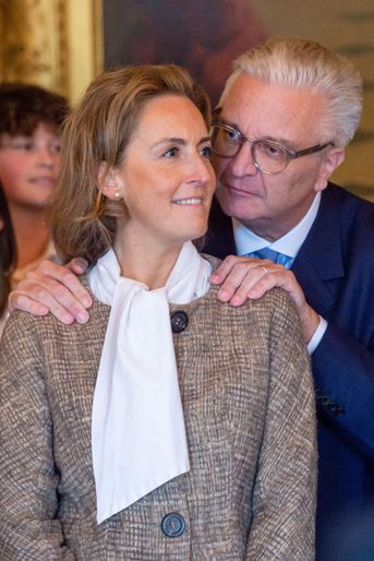 Le prince Laurent de Belgique complice avec la princesse Claire lors de la cérémonie de remise du Prix Terre d'Avenir au Palais royal à Bruxelles, le 5 octobre 2022