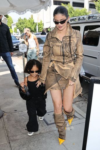 Kylie Jenner et sa fille Stormi se rendent au restaurant The Ivy le 6 octobre 2022 à Los Angeles.