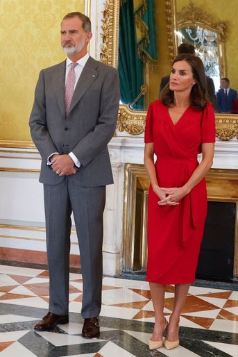 La reine Letizia d'Espagne, dans une robe Cherubina, avec le roi Felipe VI au Palais royal d'Aranjuez, le 4 octobre 2022
