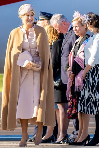 La reine Maxima des Pays-Bas dans une de ses capes Valentino à Stockholm, le 11 octobre 2022