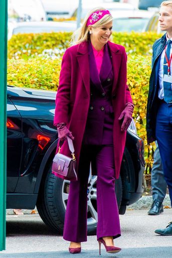 La reine Maxima des Pays-Bas dans un tailleur pantalon Zara sous un manteau Massimo Dutti à Göteborg, le 13 octobre 2022