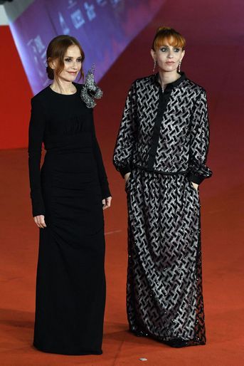 Isabelle Huppert et sa fille, Lolita Chammah, à l'avant-première de «Caravage», le 18 octobre 2022.