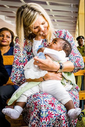 La reine Maxima des Pays-Bas avec un bébé tanzanien au Charlotte Hospital dans la région du Kilimandjaro en Tanzanie, le 18 octobre 2022