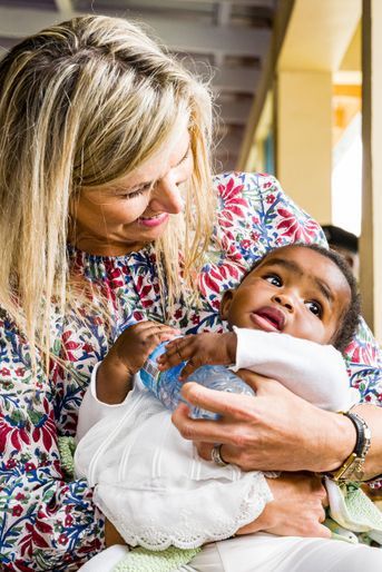 La reine Maxima des Pays-Bas avec un bébé tanzanien au Charlotte Hospital dans la région du Kilimandjaro en Tanzanie, le 18 octobre 2022