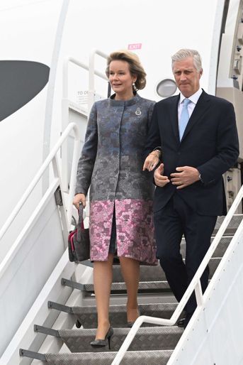 La reine Mathilde, dans un manteau Armani Privé, et le roi des Belges Philippe débarquent à Vilnius, en Lituanie, le 24 octobre 2022